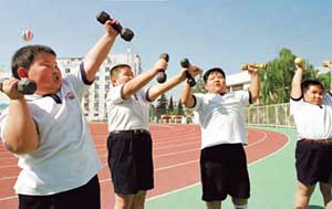 4个肥胖的儿童在锻炼