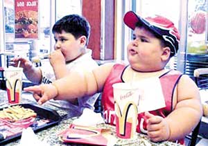 肥胖儿童在吃麦当劳
